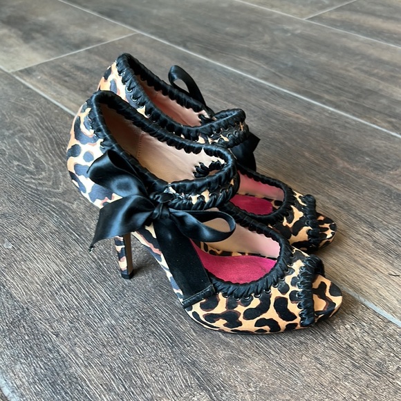 Animal print Betsy Johnson heels with cute side ribbon bow enclosure! Worn once! - Picture 2 of 5